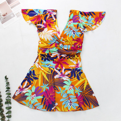 Modern női fürdőruha virágos motívumokkal és V-nyakkal