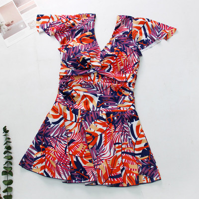 Modern női fürdőruha virágos motívumokkal és V-nyakkal