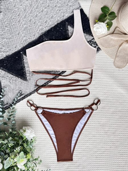 Női fürdőruha fém díszítéssel