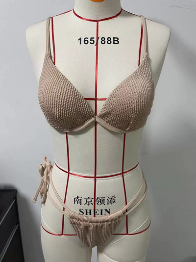 Női fürdőruha két részből áll