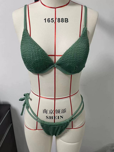 Női fürdőruha két részből áll