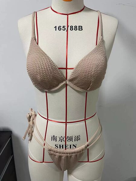 Női fürdőruha két részből áll