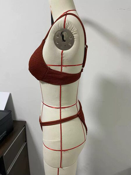 Női fürdőruha két részből áll