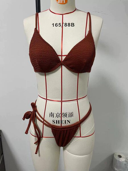 Női fürdőruha két részből áll