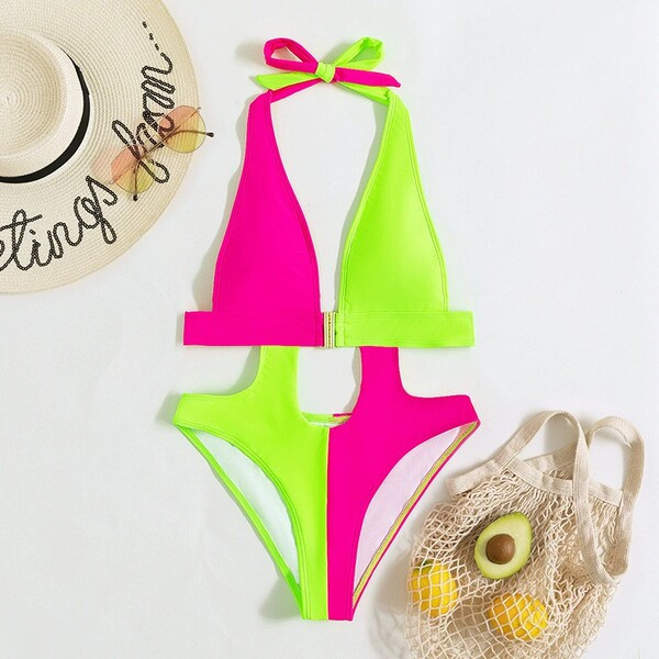 Divatos női fürdőruha fém elemmel