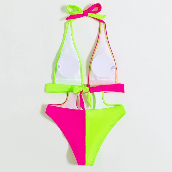 Divatos női fürdőruha fém elemmel