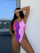 Μοντέρνο γυναικείο μαγιό με γυμνή πλάτη και κορδόνια