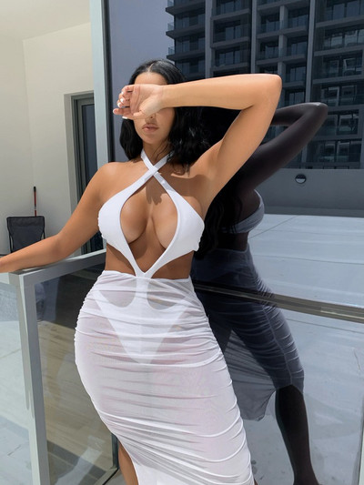 Női teljes fürdőruha fehér színben - erős szabású modell