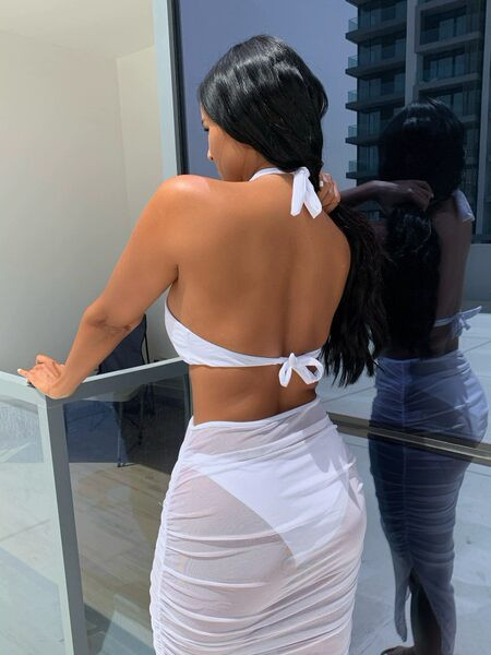 Női teljes fürdőruha fehér színben - erős szabású modell