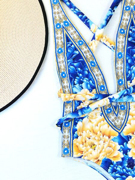 Női teljes fürdőruha mély nyakkivágással