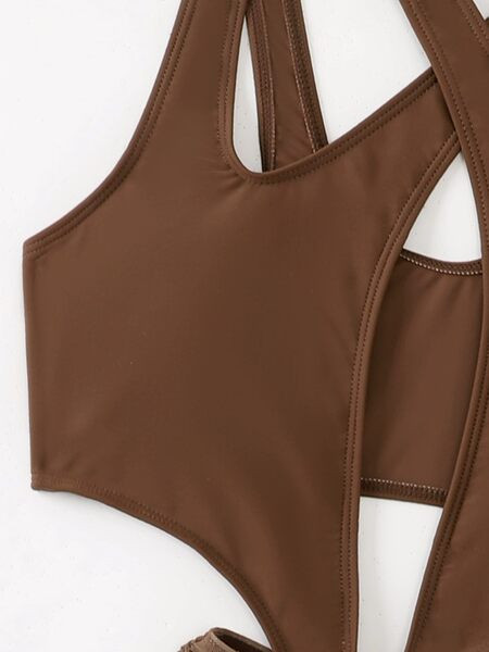 Női teljes fürdőruha kivágott részekkel barna színben