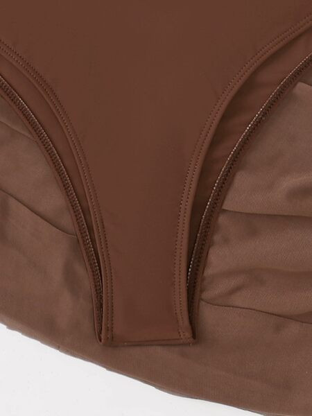 Női teljes fürdőruha kivágott részekkel barna színben