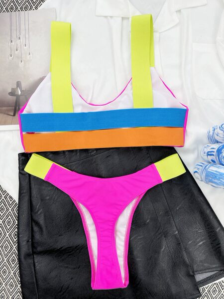 Kétrészes női fürdőruha ovális nyakkivágással és széles pántokkal