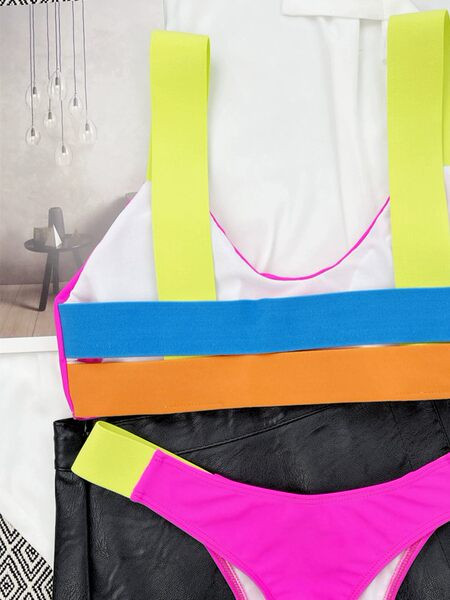 Kétrészes női fürdőruha ovális nyakkivágással és széles pántokkal