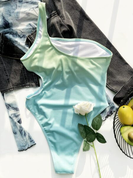 Minden női fürdőruha új modellje kivágott résszel