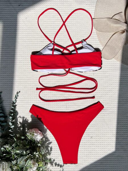 Új, kétrészes fürdőruha modell virágos motívumokkal