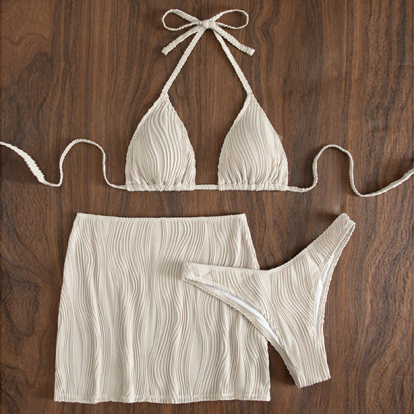 Naiste kolmeosaline ujumistrikoo bikiiniseeliku ja õhukeste rihmadega ülaosaga