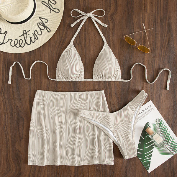 Naiste kolmeosaline ujumistrikoo bikiiniseeliku ja õhukeste rihmadega ülaosaga