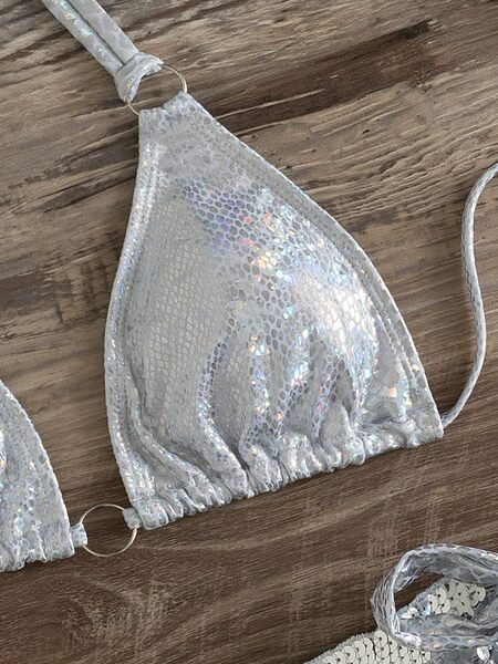 Háromrészes női fürdőruha fém gyűrűkkel és flitter díszítéssel