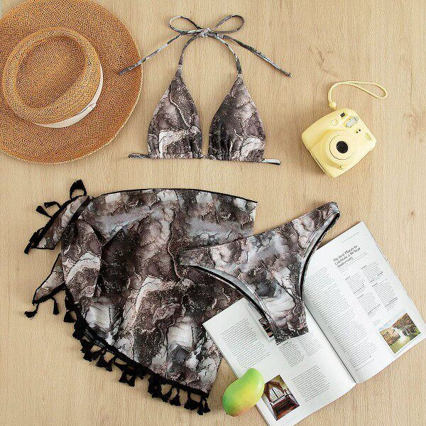 Női fürdőruha háromrészes bikinifelsőben, nyakkendővel és rátéttel ellátott sállal