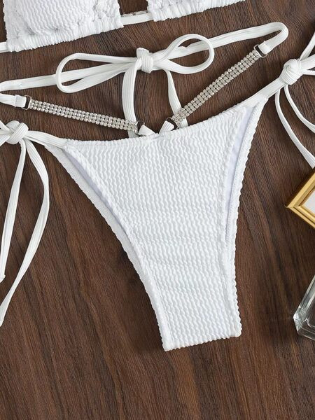 Ženski kupaći kostim od samta s metalnim elementom