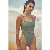 Teljes fürdőruha derékkötővel és csupasz háttal