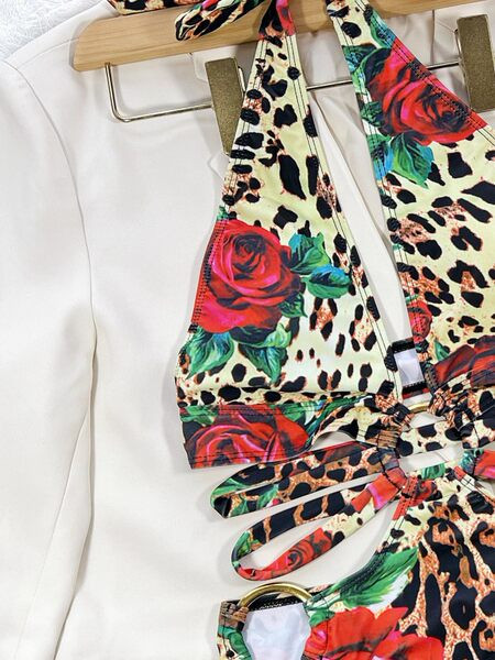 Egész női fürdőruha színes mintával