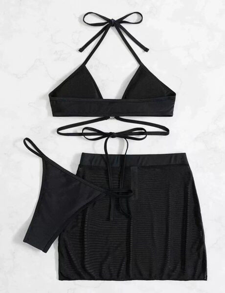 Női fürdőruha fekete színben három részből áll