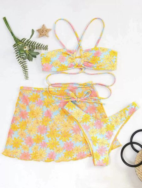 Virágmintás női strand szett három részből áll