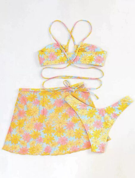 Virágmintás női strand szett három részből áll