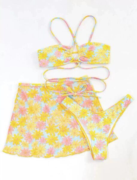 Virágmintás női strand szett három részből áll