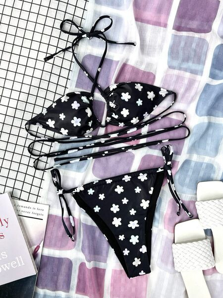 Virágmintás, kétrészes női fürdőruha