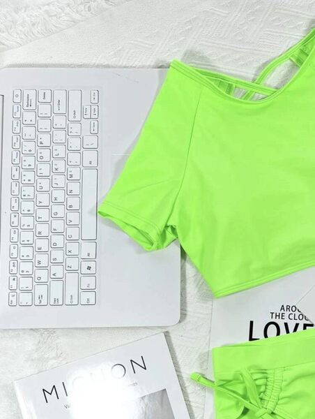 Zöld színű női fürdőruha nyakkendővel