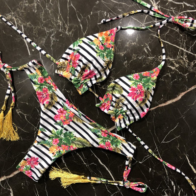 Színes női fürdőruha virágos motívumokkal és nyakkendőkkel