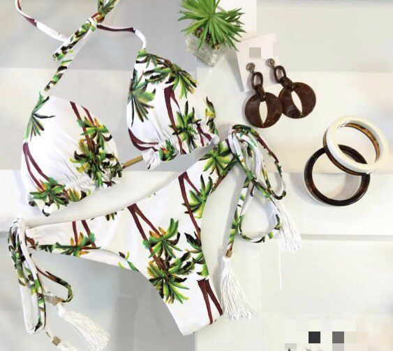 Színes női fürdőruha virágos motívumokkal és nyakkendőkkel