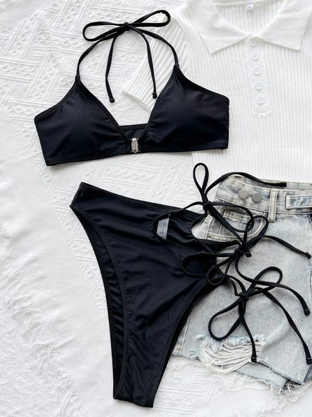 Fekete kétrészes fürdőruha megkötős és kivágásokkal