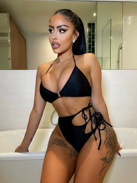Fekete kétrészes fürdőruha megkötős és kivágásokkal
