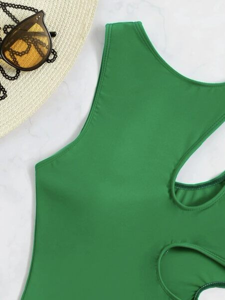 Divatos női fürdőruha kivágott elemekkel