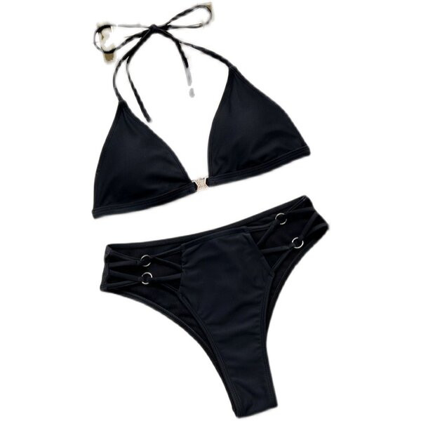Stílusos kétrészes fürdőruha háromszög alakú kupakkal és fém elemekkel