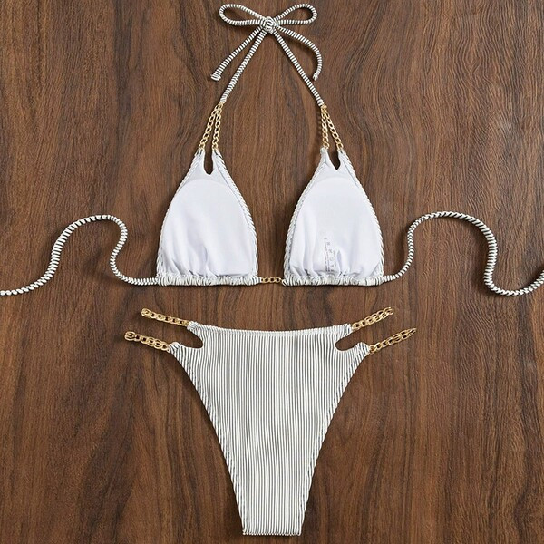 Κομψό γυναικείο μαγιό με μεταλλικά στοιχεία σε δύο μέρη