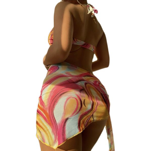 Naiste täisujumistrikoo väljalõigete ja pareoga