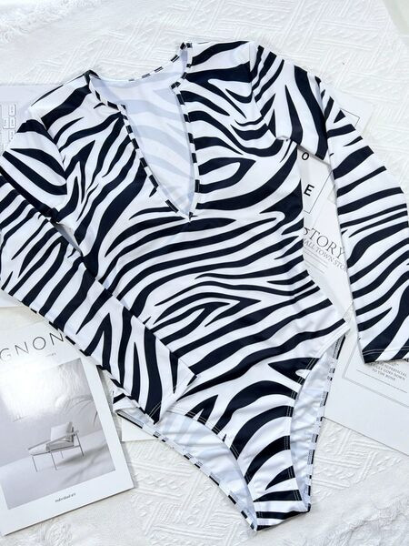 Női fürdőruha spitz nyakkivágással