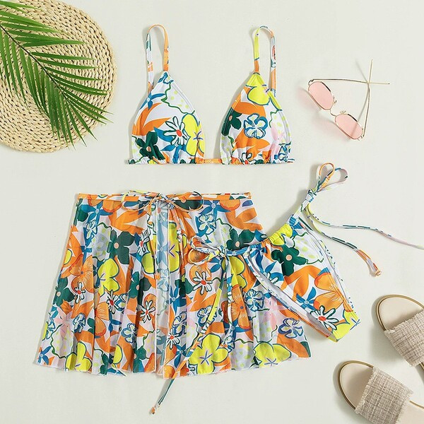 Modern női fürdőruha virágmintával