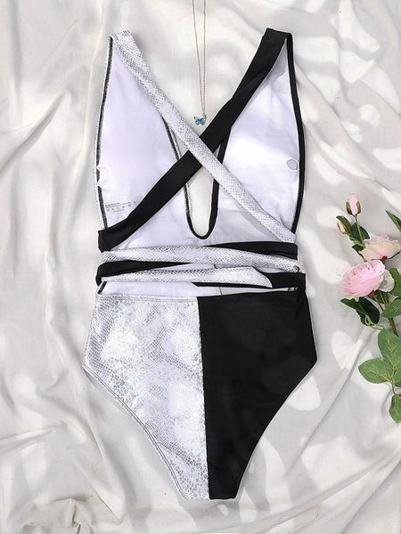 Teljes női fürdőruha V-nyakkal és keresztpántokkal