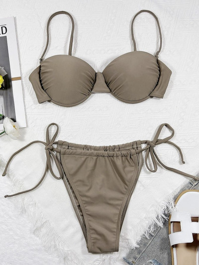 Μοντέρνο γυναικείο μαγιό σε δύο μέρη