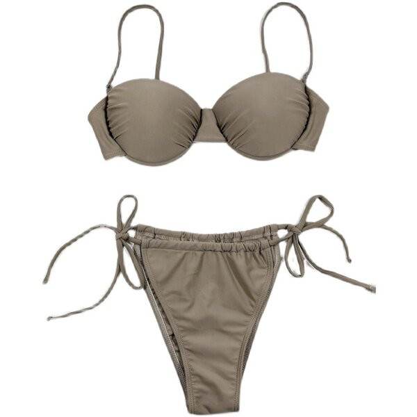 Μοντέρνο γυναικείο μαγιό σε δύο μέρη