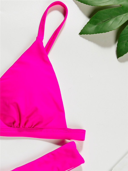 Kétrészes női fürdőruha új modellje vékony pántokkal és fém rögzítéssel