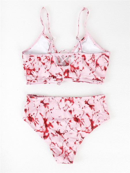 Lipsude ja õhukeste rihmadega naiste ujumistrikoo