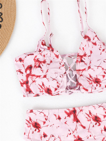 Lipsude ja õhukeste rihmadega naiste ujumistrikoo