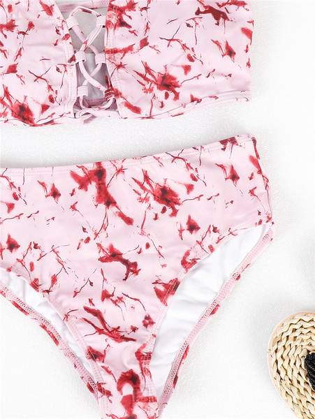 Lipsude ja õhukeste rihmadega naiste ujumistrikoo